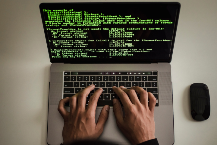 OpenAI, Google, Microsoft e mais de 100 empresas alertam para avanço de ciberataques com inteligência artificial